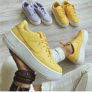 NIKE AIR FORCE 1 SAGE LOW PLATFORM/TOPAZ GOLD